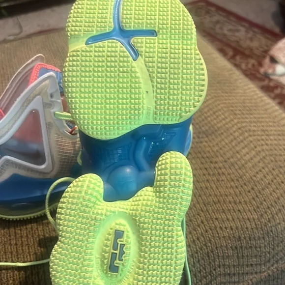 Lebron Nike Youth size 6.5 / women’s 8.5 - Picture 4 of 7